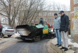 Мороз, лед и грязь не стали помехой для дорожников. Сколько продержится новый асфальт?